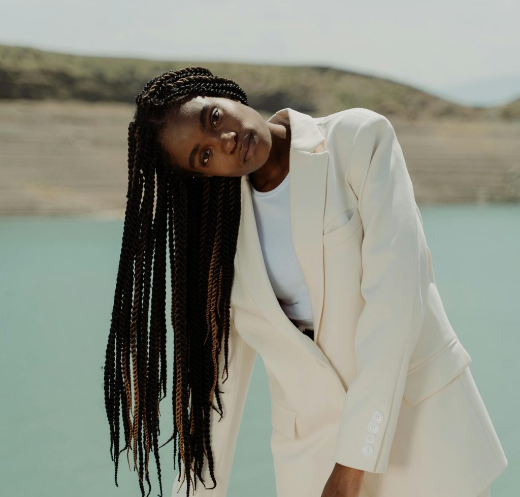 Les fibres synthétiques souvent utilisées pour les tresses, sont enduites de produits chimiques. Crédit: Pexels - Cottonbro